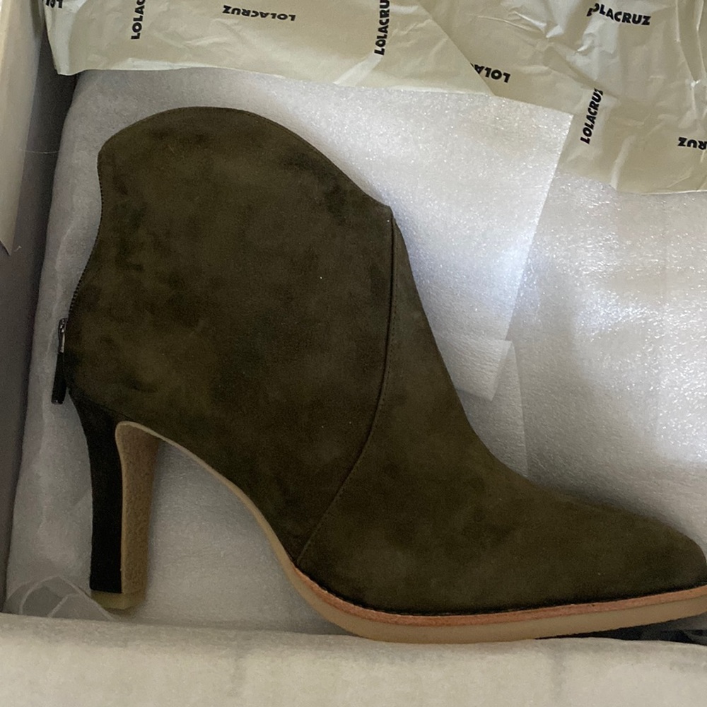 Lolacruz Brand new in box suede boots - size 41. Verde khaki.